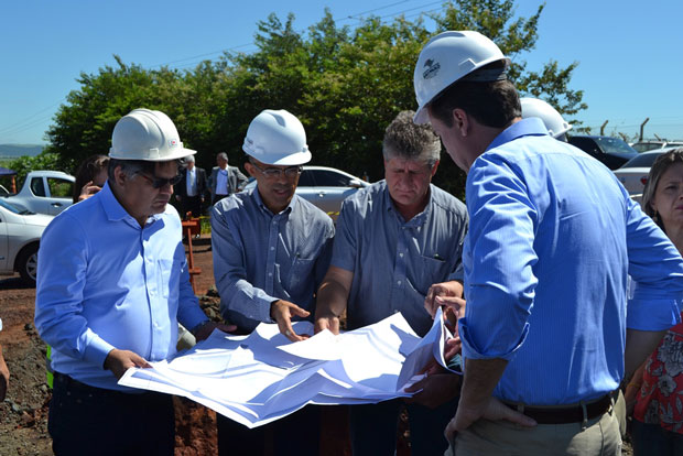 Paulo Hadich, prefeito de Limeira, Valmir Almeida e outras autoridades acompanham obra na SP 306 (Foto: Assessoria de Imprensa da PMI)