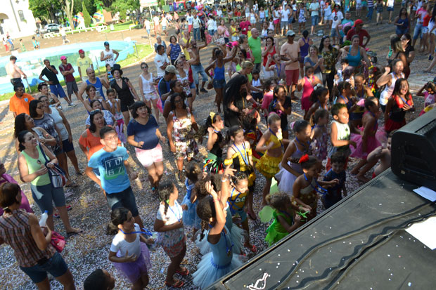 CarnaIra reúne crianças na Praça (Foto: Assessoria de Imprensa da PMI)