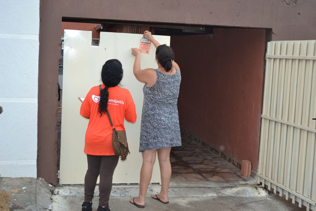 Moradora recebe selo de residência parceira no combate à dengue (Foto: Assessoria de Imprensa da PMI)