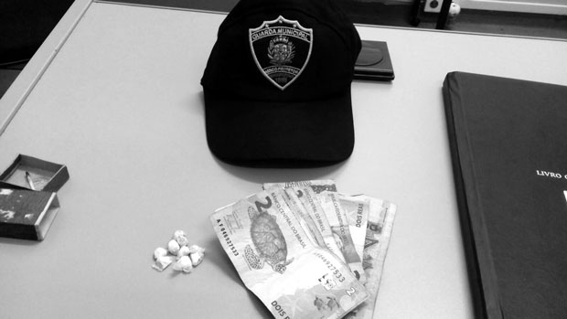 Drogas e dinheiro foram apreendidos  (Foto: Assessoria de Imprensa da PMI)