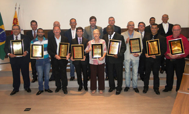 Legislativo promove homenagem: Nove pessoasn da cidade recebe a diplomação (Foto: Assessoria de Imprensa da CMI)