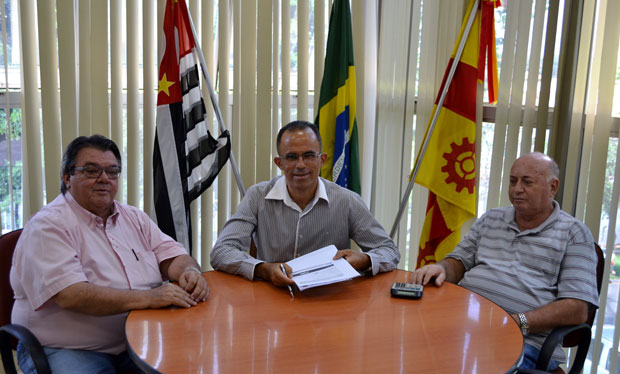 Prefeito Valmir recebe Juca e Donizete no gabinete  (Foto: Assessoria de Imprensa da CMI)