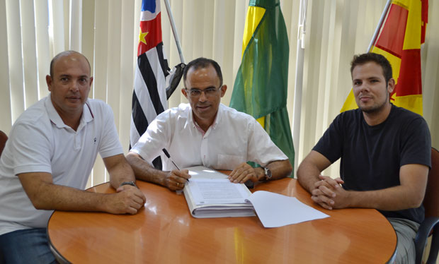Novo contrato assinado no gabinete (Foto: Assessoria de Imprensa da PMI)