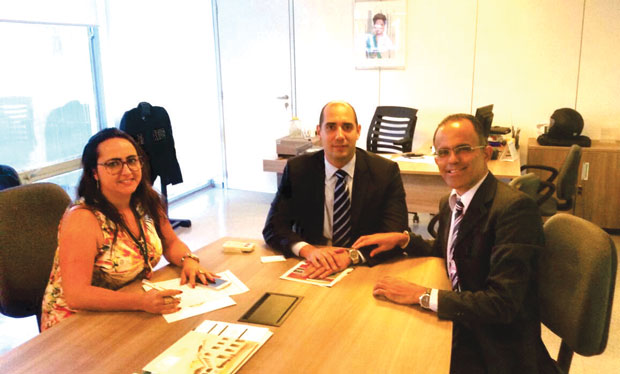 Valmir com Mariana Silveira, assessora de Mentor, e Marcelo, do Ministério da Saúde (Foto: Assessoria de Imprensa da PMI)