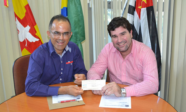 Pedrão e Valmir: cheque foi entregue na última sexta, dia 24 (Foto: Assessoria de Imprensa da CMI)