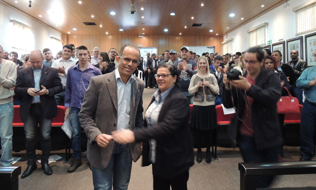 Câmara Municipal ficou lotada durante apresentação oficial da pré-candidatura de Valmir e Denise (Foto: Reprodução / Facebook)
