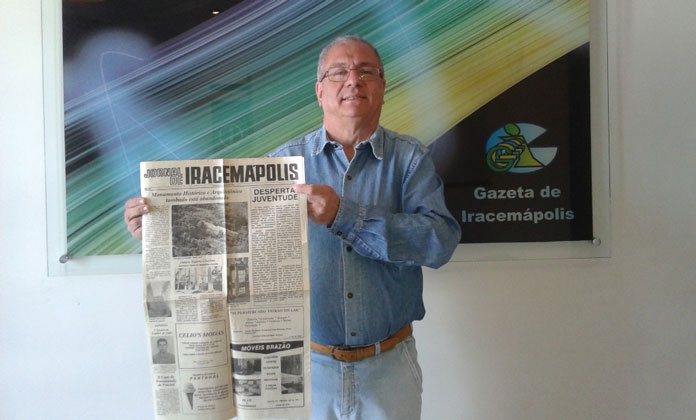 João Renato mostra edição de número 4, publicada em 77 (Foto: Gazeta de Iracemápolis)