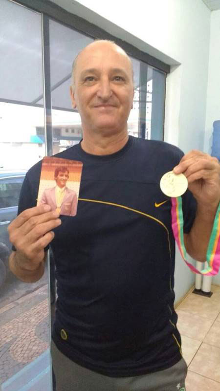 Pinóquio mostra medalha conquistada (Foto: Arquivo Pessoal de LHD)