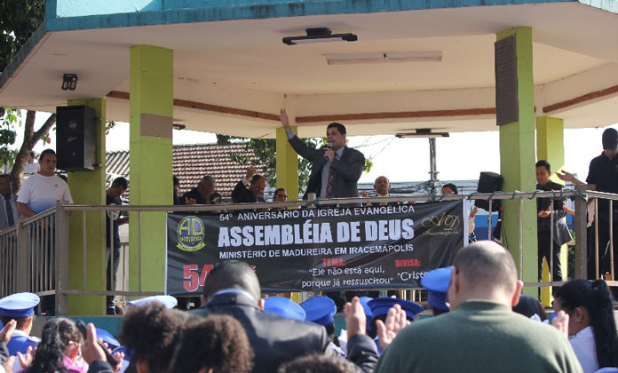 Comemoração foi marcada por carreata e culto na Praça da Matriz (Foto: Davi Guilherme)