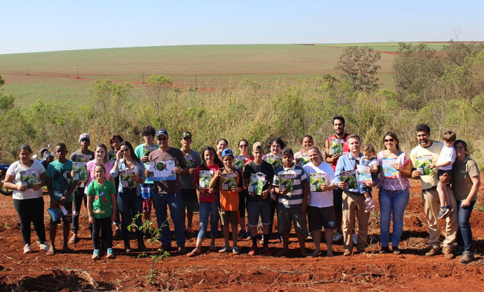 300 mudas nativas e frutíferas foram plantadas na Fazenda Pilon (Foto: Divulgação)