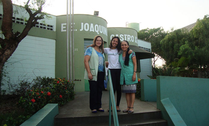 Cailane, acompanhada da professora Carla e da diretora da Escola, Sandra (Foto: Divulgação)