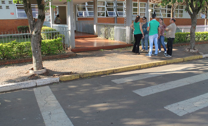 Escola Cesarino Borba: votação tranquila e ruas sem material político (Foto: Sérgio Costa)