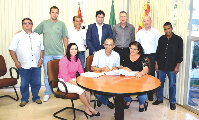 Autoridades se reuniram na Prefeitura para assinatura do documento (Foto: Assessoria de Imprensa da PMI)