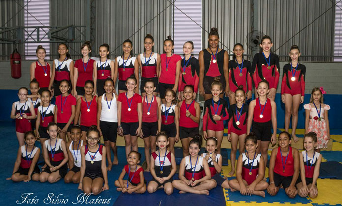 Equipe é formada por garotas entre 4 e 17 anos que treinam semanalmente  (Foto: Silvio Mateus)