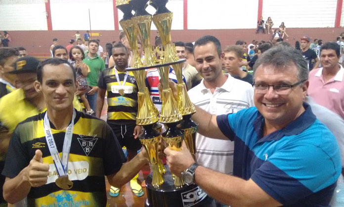 Prefeito Fabio Zuza entrega troféu para o Time Campeão (Foto: Divulgação)