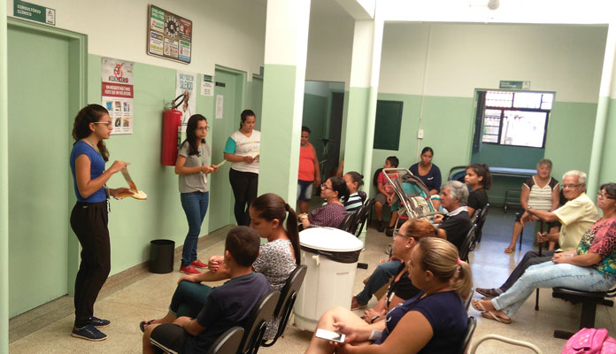 Agentes comunitários conversam com os pacientes
sobre práticas para eliminação de criadouros (Foto: Assessoria de Imprensa da PMI)