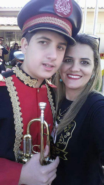 Junto com sua mãe, Flávia, estudante faz campanha para ganhar apoio (Foto: Arquivo Pessoal)