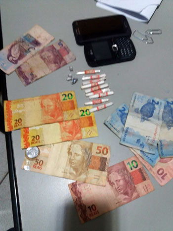 Polícia encontrou R$ 127,50 em dinheiro, pedras de crack preparadas para venda e dois celulares na residência (Foto: Polícia Militar)