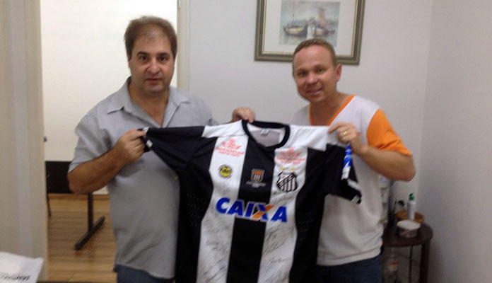 Claudinho entrega camisa ao líder da Ágape, Paulo Lima (Foto: Divulgação)
