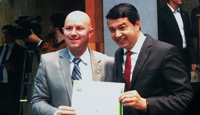 Wiiliam Mantz e o Deputado Estadual Carlos Cesar; Vereador foi diplomado para desenvolver trabalhos contra drogas, pedofilia e a favor do meio ambiente (Foto: Divulgação)