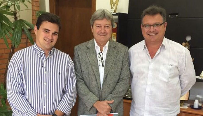 Representantes do empreendimento particular Felipe Pereira e Ronaldo Lopes fizeram uma visita ao gabinete do prefeito Fabio Zuza (Foto: Divulgação)