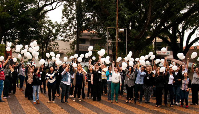 Balões brancos são lançados para lembrar de vítimas que ainda estão em silêncio (Foto: Assessoria de Imprensa da PMI)