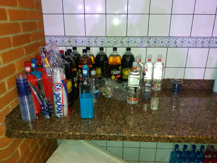 Bebidas encontradas na última festa, dia 28 de abril (Fotos: onselho Tutelar)