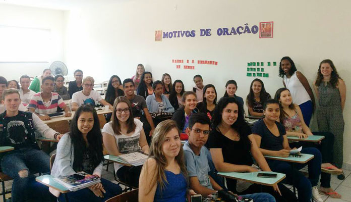Alunos participam de aula do curso popular (Foto: Arquiivo Renata Dell’ Arriva)