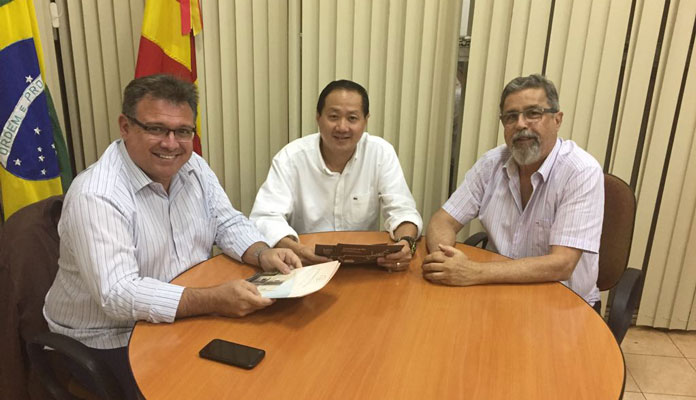 Huang Po Hsi (proprietário da Primum) e Zwinglio Ferreira Jr (proprietário da ZFJ) visitam prefeito Fábio Zuza  (Foto: Divulgação)
