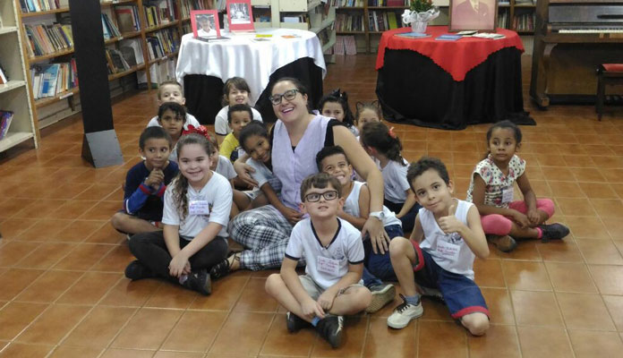 Crianças visitam espaço dedicado à  “Mariazinha Pacheco”, autora de “Sinhá Moça”, livro que deu origem à novela da TV Globo (Foto: Assessoria de Imprensa da PMI)