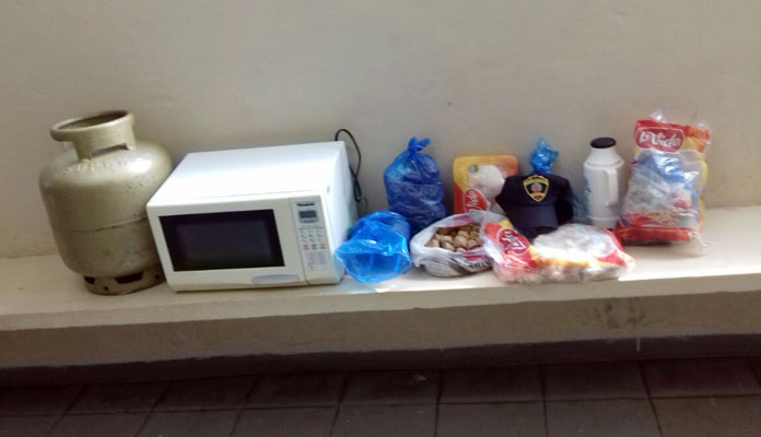 Micoondas, garrafa de café, botijão de gás e alimentos haviam sido furtados (Foto: Divulgação)