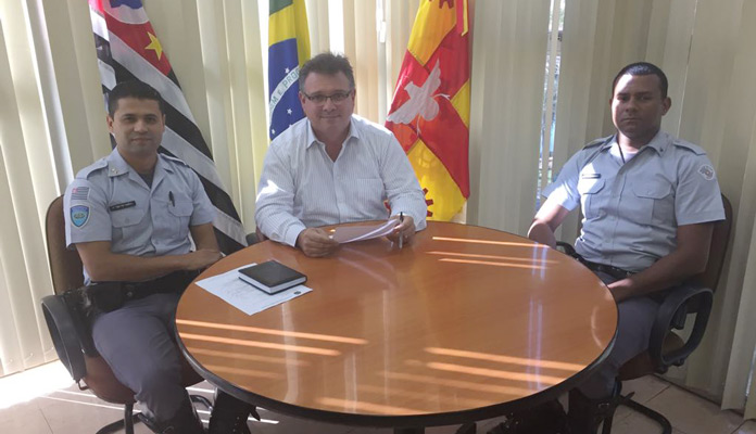 Prefeito se reúne com 1º Tenente Welinton de Oliveira Sobral e Cabo PM Rodrigo Cândido (Foto: Assessoria de Imprensa da PMI)