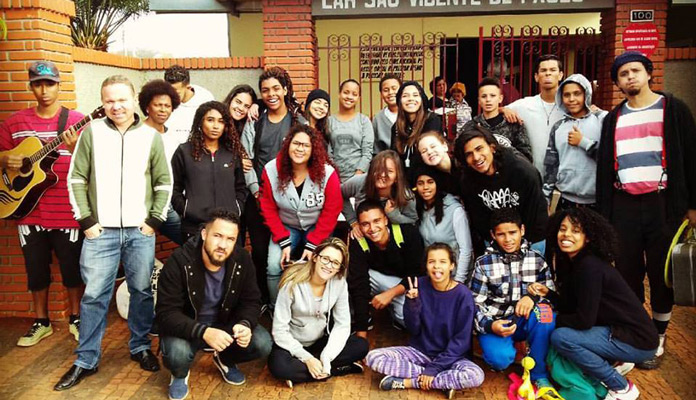 Adolescentes da Ágape e equipe da Jocum em visita ao Lar São Vicente de Paulo (Foto: Divulgação)