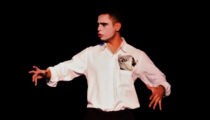 Chico Santos durante atuação no Teatro Escola Macunaíma (Foto: Reprodução Internet)