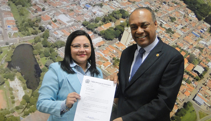 Missionária Elaine ao lado do deputado estadual Celso Nascimento;
vereadora solicitou a liberação de uma verba de R$80 mil  (Foto: Assessoria de Imprensa da CMI)