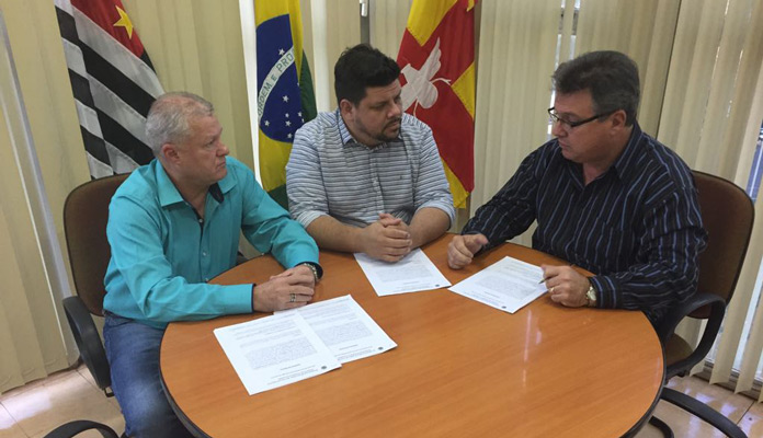 Fábio Zuza e Evaldo Andrade, gestor de contratos da empresa “Estre Ambiental” (Foto: Assessoria de Imprensa da PMI)