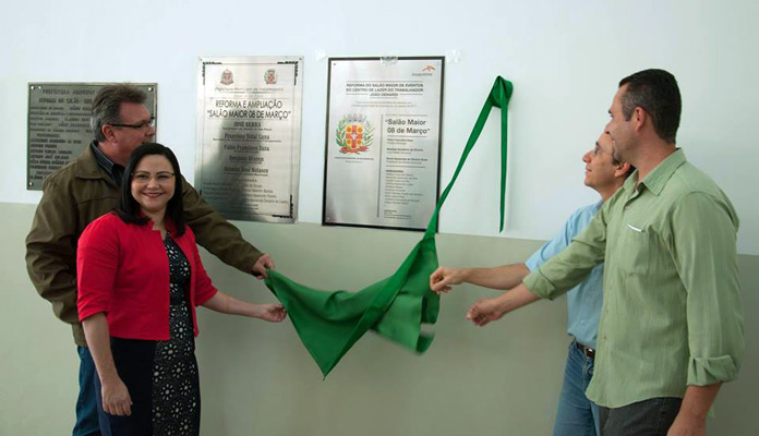 Fábio, Messias, Missionária Elaine e Luis Penteado descerram placa que oficializa a reforma (Foto: Assessoria de Imprensa da PMI)