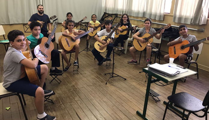 Alunos aprendem música de graça, incluindo material didático (Foto: Assessoria de Imprensa da PMI)