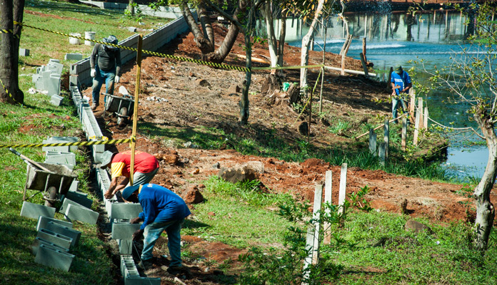Trabalhadores iniciam troca do material; cartão-postal do município está sendo revitalizado (Foto: Assessoria de Imprensa da PMI)