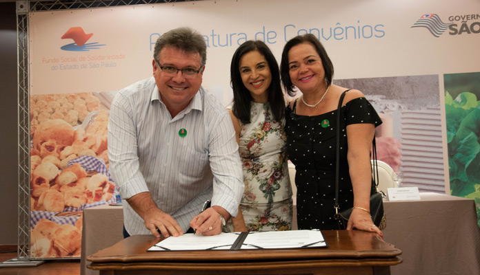 Fábio e Nilta assinam convênio com Lu Alckmin, primeira dama do Estado (Foto: Assessoria de Imprensa da PMI)