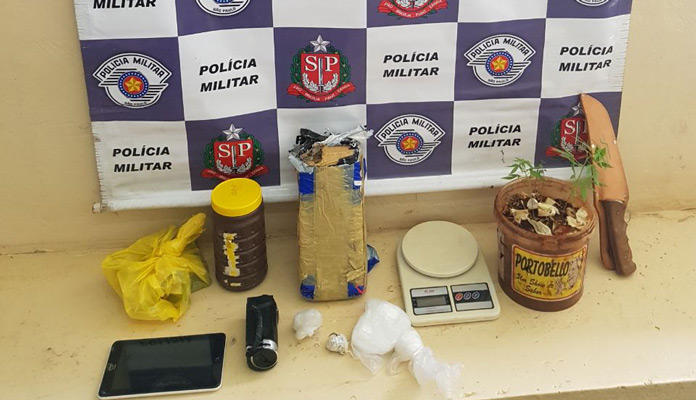 Drogas e objetos apreendidos  (Foto: Polícia Militar)