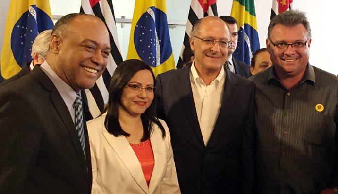 Deputado Estadual Celso Nascimento, Missionária Elaine, Geraldo Alckmin
e FabioZuza assinam documento que garante veículo para o município (Foto: Assessoria de Imprensa da PMI)