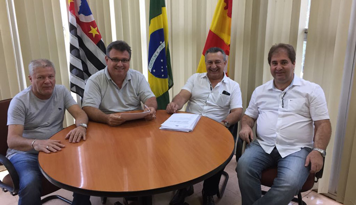 Paulo Borba (diretor de Compras), Fábio Zuza, Valdo Buzuti (da empresa Forty)
e Claudinho Cosenza (vereador) durante assinatura do contrato (Foto: Assessoria de Imprensa da PMI)