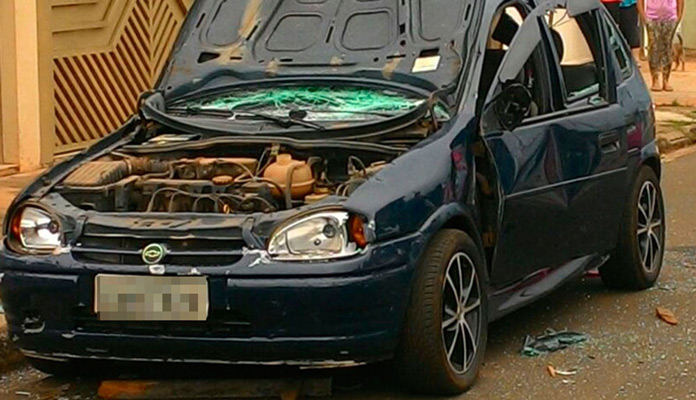 Populares destruíram o carro do acusado (Foto: Rápido no Ar)