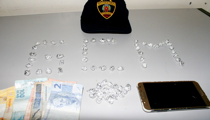 Drogas, celular e dinheiro apreendidos pela GCM (Foto: Dênis Martins/ Gazeta de Limeira)