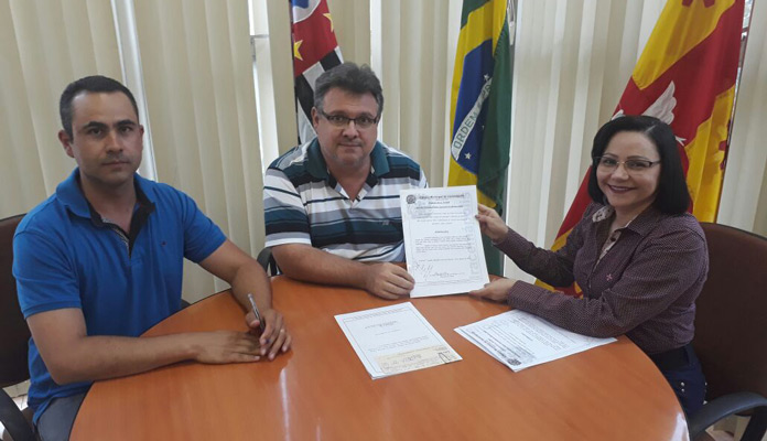 Missionária Elaine entrega indicação ao prefeito Fábio Zuza e ao vice-prefeito Messias Humberto de Oliveira (Foto: Assessoria de Imprensa da CMI)