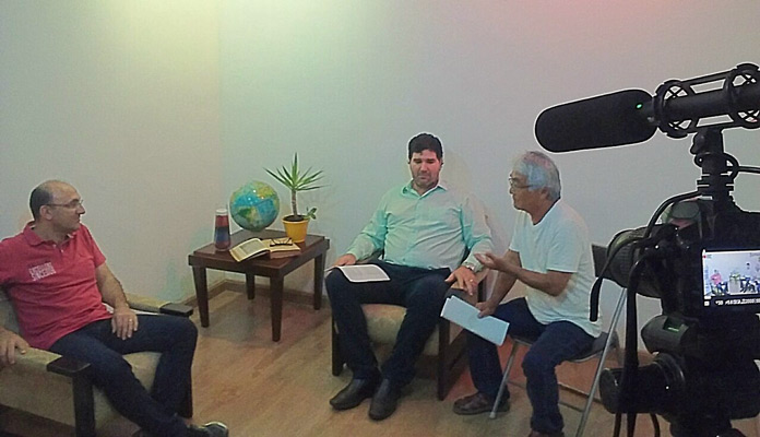 Programa é apresentado pelo jornalista, Angelo Denadai, o vereador Pedrão do Noé e o professor Hiroshi Yoshizane. (Foto: Divulgação)