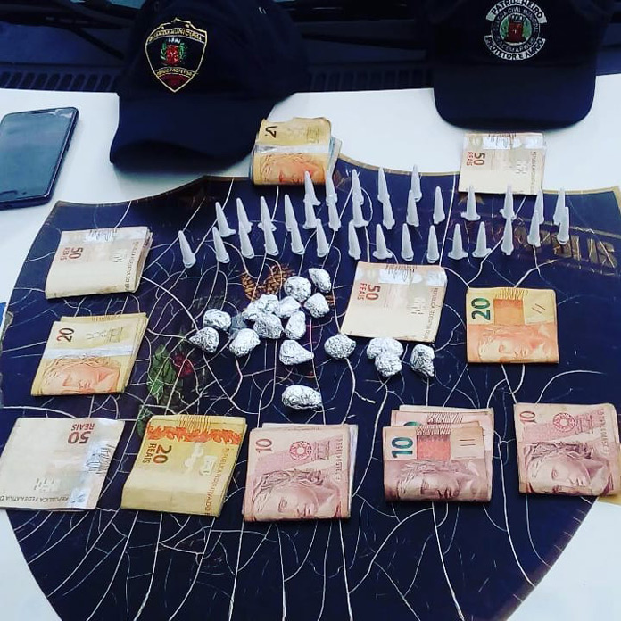 Drogas, celular e dinheiro apreendidos (Foto: Guarda Civil Municipal)