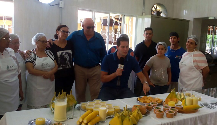 Pedro Leonardo, apresentador do programa “Mais Caminhos” da EPTV, experimentou os quitutes disponíveis na Festa do Milho (Foto: Divulgação)