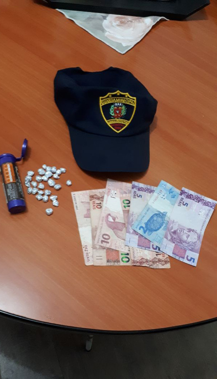  Drogas e dinheiro apreendidos (Foto: Guarda Municipal)